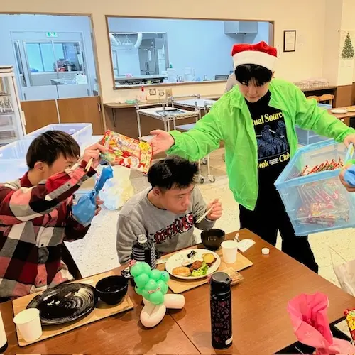 12/21(日)　こども食堂inにじいろカフェ　～　はぐもぐさんとコラボ　～