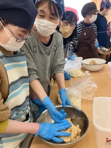 手づくりみそに挑戦しました|完成が楽しみな食育活動