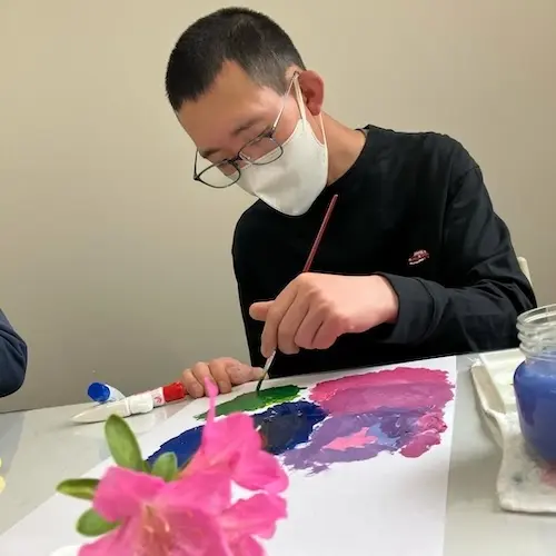 キミコ方式の絵画教室で作品づくりに取り組む様子