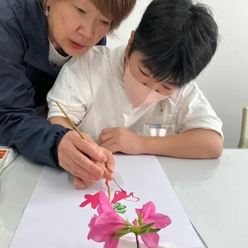 照沼めぐみ先生による絵画教室の様子