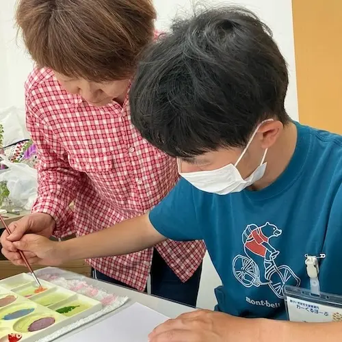 4月の絵画教室でツツジを描く活動の様子