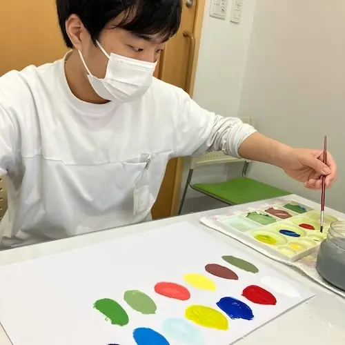 花を題材に絵画活動を楽しむ様子