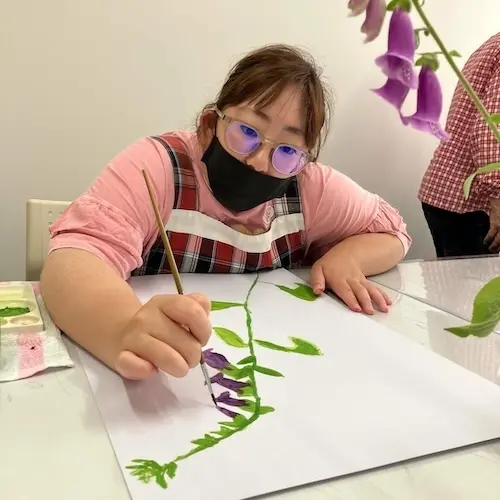 ナスタチウムを題材にした絵画教室の様子　NPO法人まつぼっくり