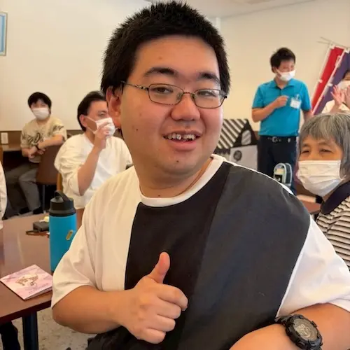 にじいろ弁当のハンバーガーランチを楽しむ利用者さん、笑顔！