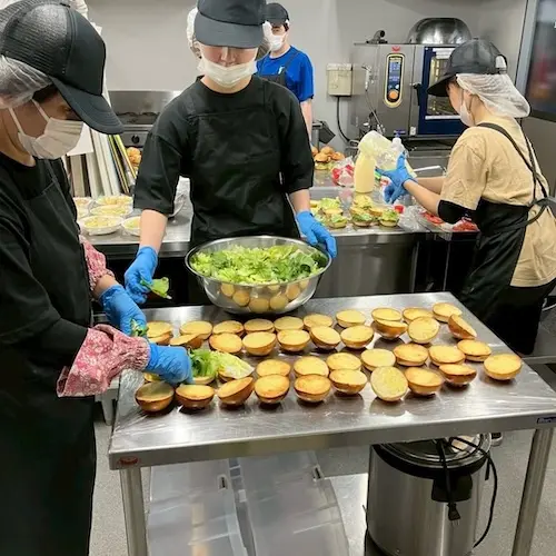 にじいろ弁当の手作りハンバーガーを準備する様子
