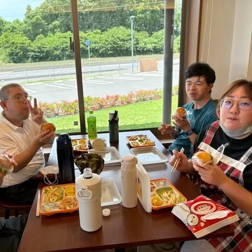 にじいろ弁当のハンバーガーランチを楽しむ利用者さんたち