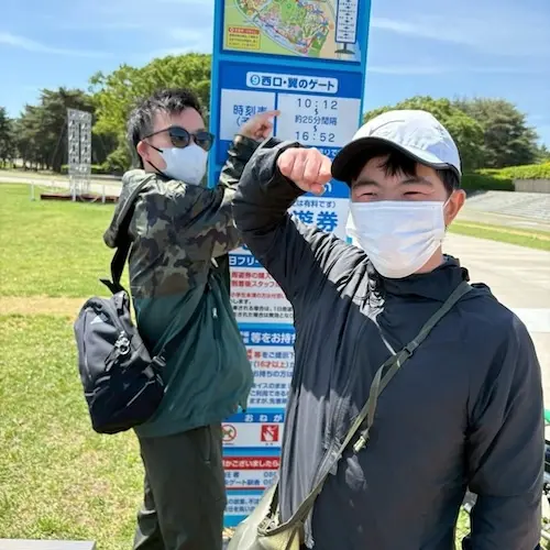 青空の下で笑顔を見せる国営ひたち海浜公園での外出参加者