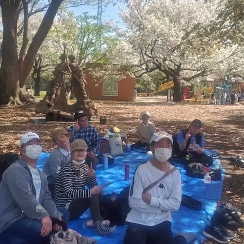 阿漕ケ浦公園で桜の下お花見を楽しむ様子