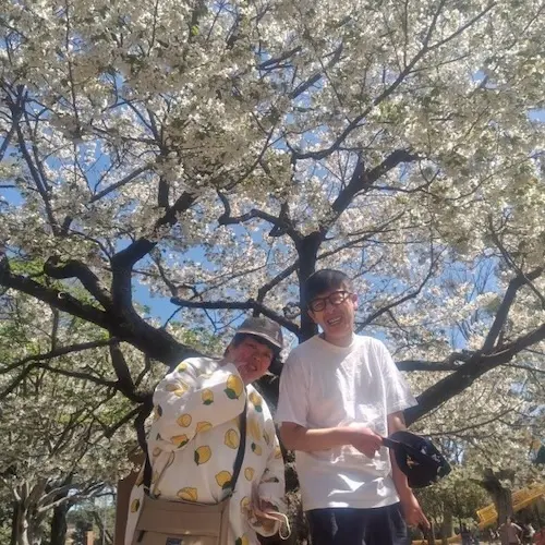 ぽかぽか陽気の中で阿漕ケ浦公園の桜を楽しむ様子