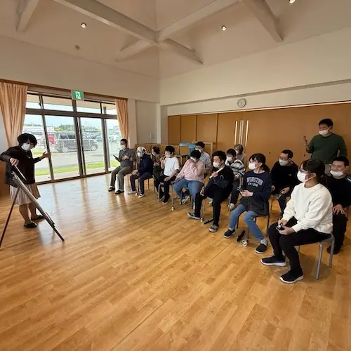 NPO法人まつぼっくりにて、音楽教室で手話を使った歌を楽しむ様子