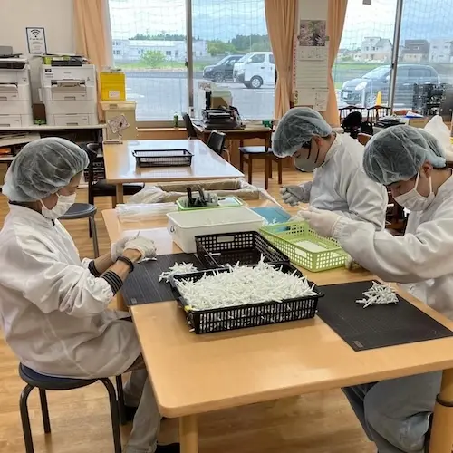 衛生用品のプラスチック加工に取り組む作業所の様子