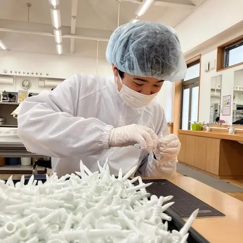 作業用の支度を整えてプラスチック加工を行う様子