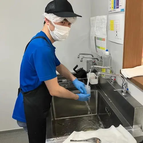 細かな傷や汚れを確認しながら作業する様子