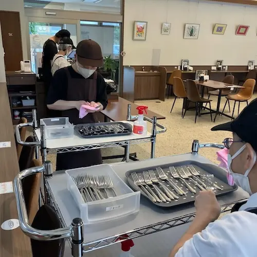 細かな傷や汚れを確認しながら作業する様子